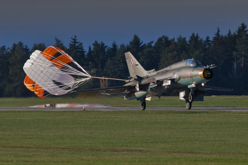 comp_RARO 13_20.jpg - Returning to Náměšt’, the Su-22 is using the dragchute for a safe landing
